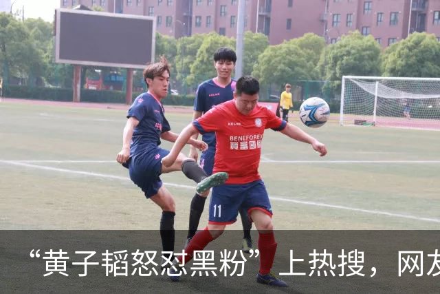 “黄子韬怒怼黑粉”上热搜，网友要求徐艺洋展示妊娠纹，黄子韬直播失控回怼：凭什么给他看，不要拿我家人开这种玩笑；徐艺洋赶来安抚